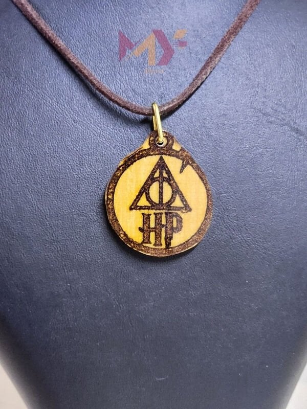 Harry Potter Ölüm Yadigarları Baskılı Ahşap Kolye